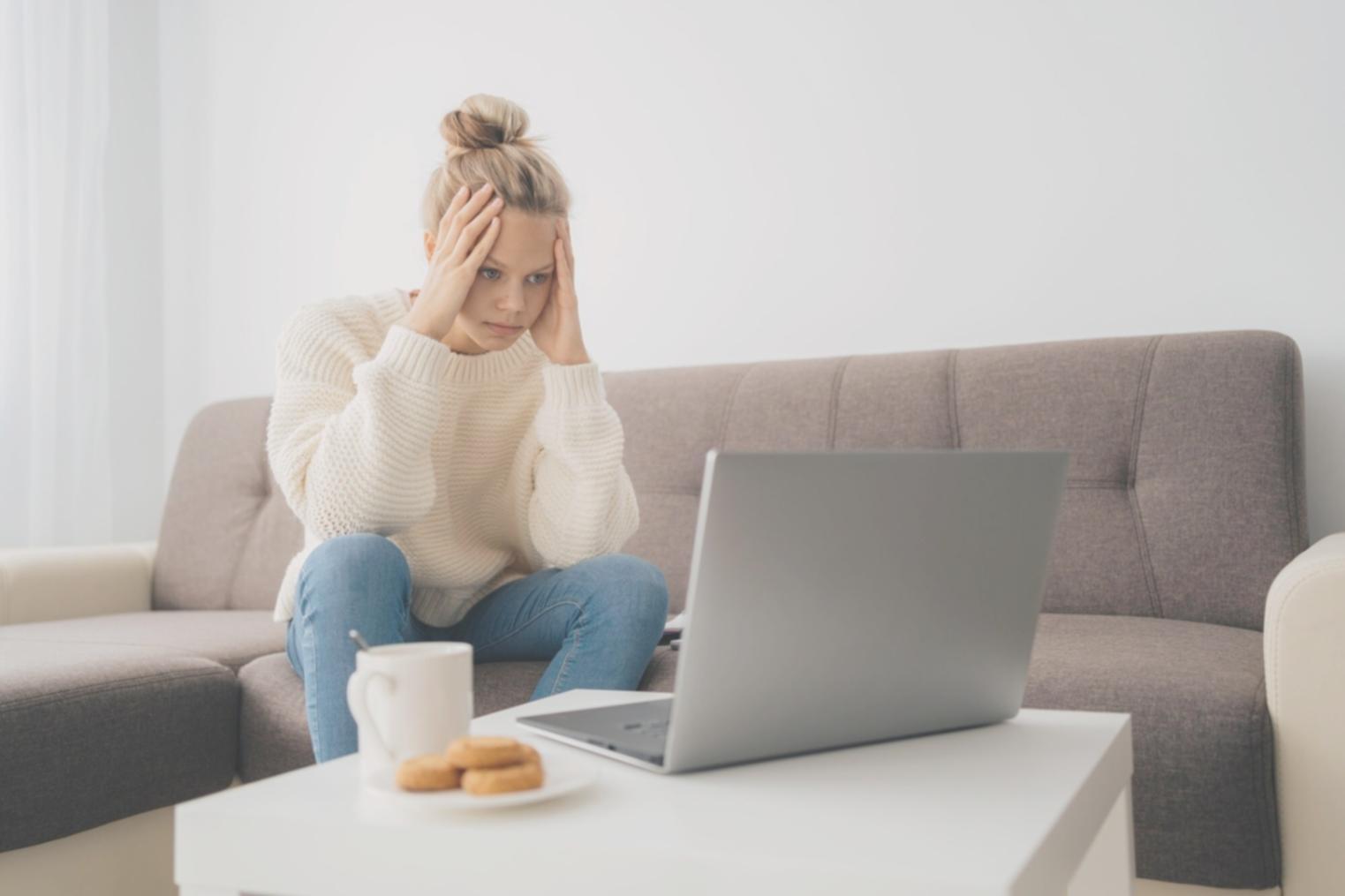 Moderne Büroumgebung mit Finanzanalysten bei der Arbeit